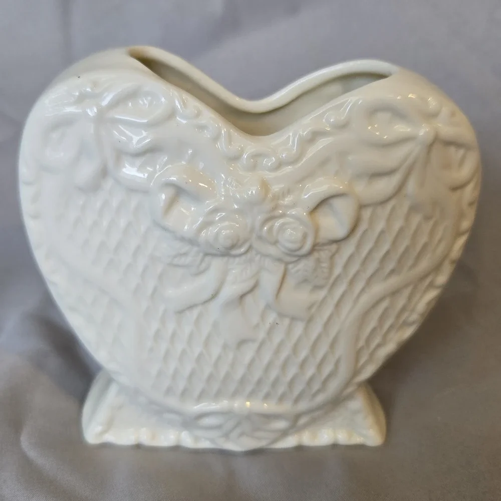 Vintage Christmas Heart Shaped Ceramic Planter Vase Holly Berries Gold Trim